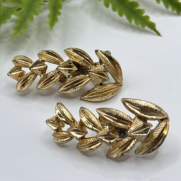 Vintage Gold Leaf Earrings. - Picture 3 of 4